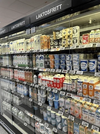 スーパーの冷蔵庫一面ラクトースフリー製品が並んでいる