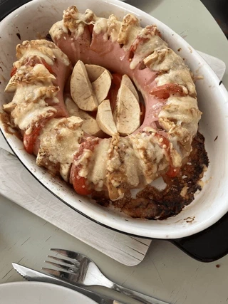ソーセージにチーズやトマトを埋めて焼いたもの