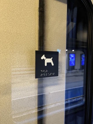 犬OKとかかれた寝台列車のサイン